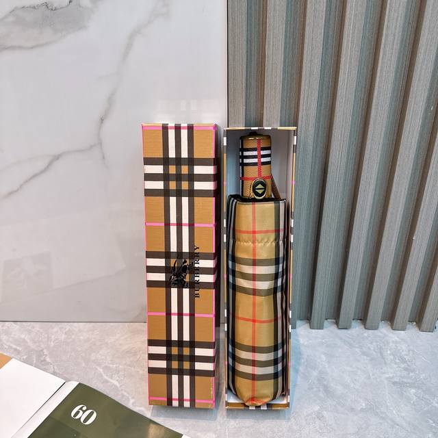 Burberry 巴宝莉 配手提袋整套礼盒包装 原单 经典圆形手柄搭配高端皮革 手感超级棒 原版包装无论是送人还是自用都超合适 采用高端喷绘完美呈现在伞面上 巴