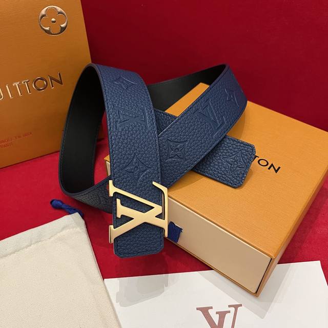 潮男穿搭 新选腰带 L V New 宽度4Cm 皮带面采用进口Togo荔枝纹压饰有花纹图案 纯黑色原厂小牛皮底 手感极佳 搭配与皮带同色调的精致搭扣 多色选 搭