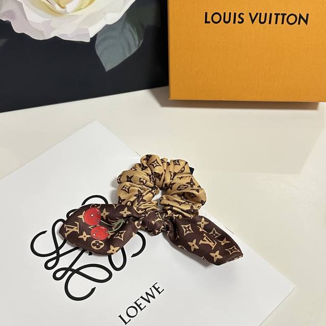 特 配专柜包装 Lv 路易威登 最新真丝樱桃轻奢发圈 小仙女快入手 特殊材质 不嘞头 可盐可甜～