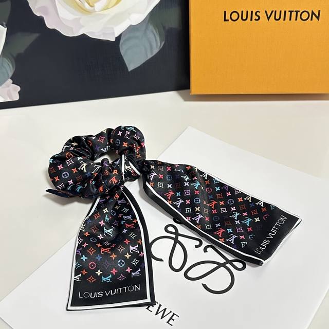 特 配专柜包装 Lv 路易威登 最新真丝轻奢发圈 小仙女快入手 特殊材质 不嘞头 可盐可甜～
