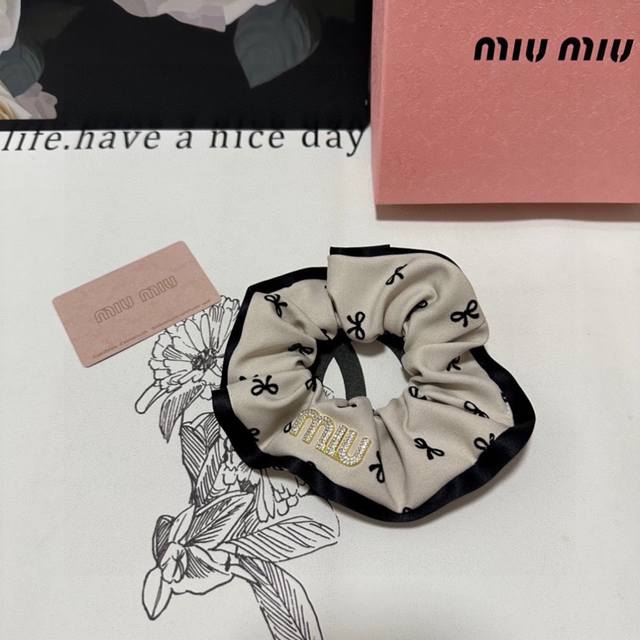特 单个 配全套包装 Miumiu 缪缪 爆款发圈，专柜款出货 一看就特别高档 超级百搭 必须自留