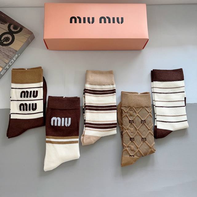 配包装 一盒5双 Miumiu 缪缪 高品质新款网红长筒袜子Ins明星网红推荐火爆至极竹棉材质，轻薄柔软透气，四季通用，欧美大牌街头必备