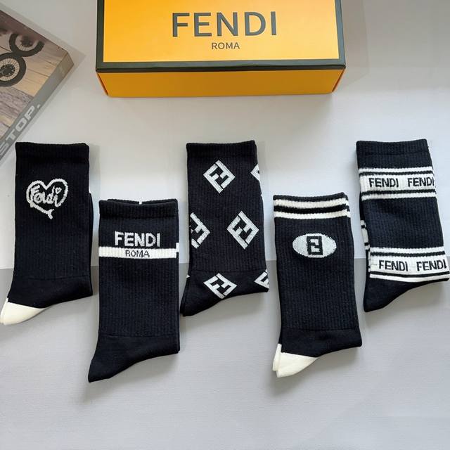 配包装 一盒5双 Fendi 芬迪 字母双Ｆ爆款小腿长筒袜，纯棉面料， 专柜同款 纯棉面料，实用好穿 柔软透气，时尚百搭款，大牌出街。