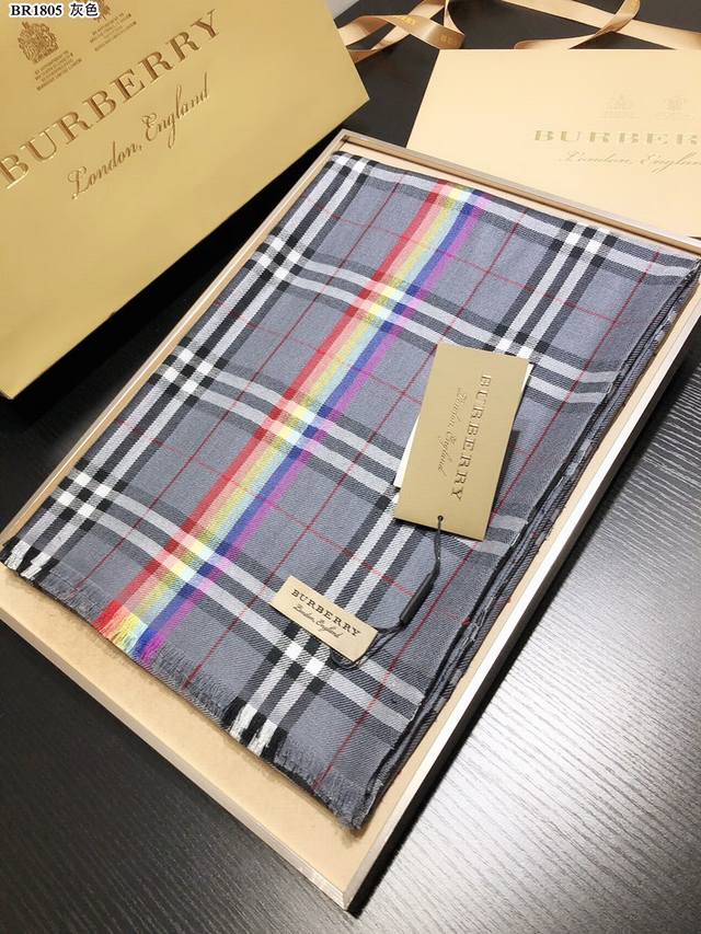 特 Rbr1805Bur家彩虹元素碰撞Vintage复古经典格纹，火爆时尚圈。围巾采用51%羊毛＋49%真丝面料，非常柔软顺滑，现在用正好的时候B纯正出口单极品