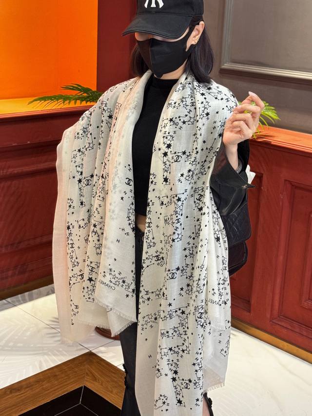 Chanel香奈儿经典元素设计优雅大方，绕在颈间超级完美简直人间的尤物 专柜品质 长巾100*200Cm 100%顶级纯羊绒 自留款喜欢的快来抢吧