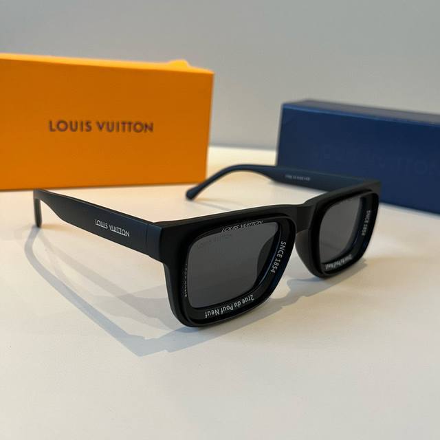 Lv 路易威登太阳镜Louis Vuitton Model: 7782 Size: 50-23-143 太好看了吧！上脸超显脸小 姐妹们自己体会吧，已经词尽了靈