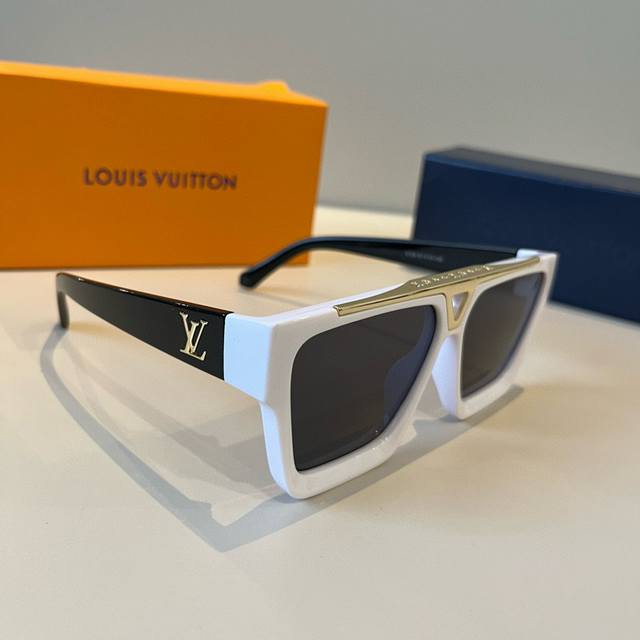 Lv 路易威登太阳镜Louis Vuitton Model: Z1502W Size: 61013-140 太好看了吧！上脸超显脸小 姐妹们自己体会吧，已经词尽