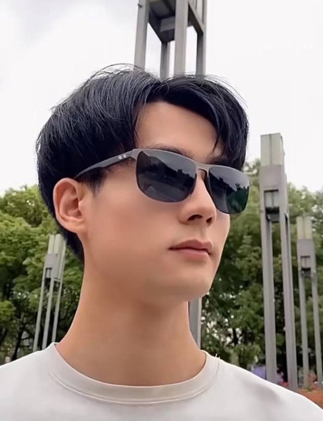 Gucci 男款炫彩飞行员偏光太阳镜 材质：高清尼龙加厚卡槽高清偏光镜片 无边框镜架颜型号：G4807