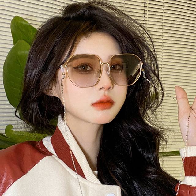 香奈儿新款时尚高雅偏光墨镜女士 太阳镜打造沉稳架势，经典的版型与全新的创意相结不经意间放射出超卓非凡的奢华品味型号：Ch2082