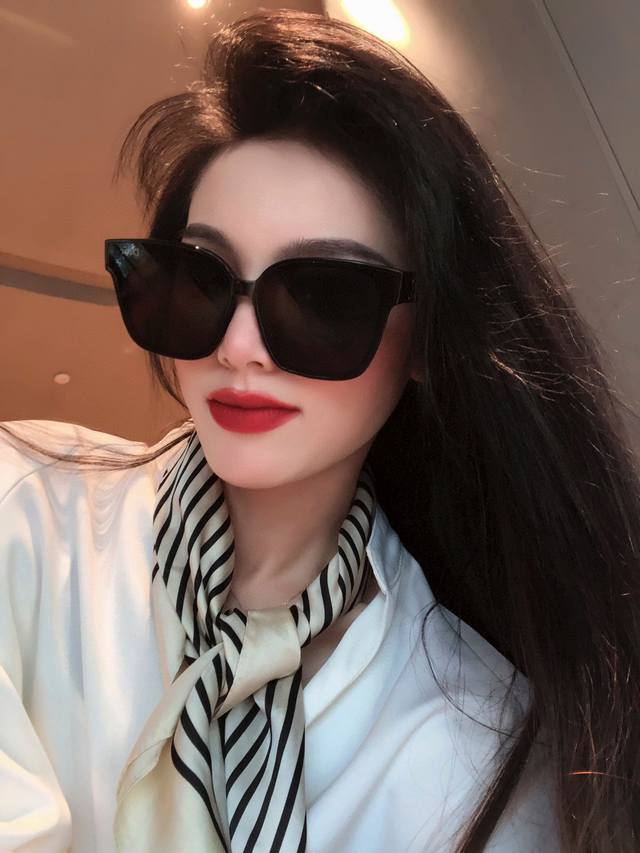 Dior-迪奥 2025开春新款 潮流爆款 时尚方框太阳镜 高品质 佩戴舒适 网红潮款墨镜 型号：D6895
