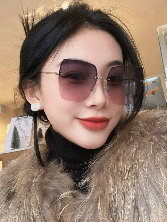 Chanel 香奈儿 潮流爆款 时尚大框太阳镜 佩戴舒适 网红潮款墨镜 型号：Ch5819