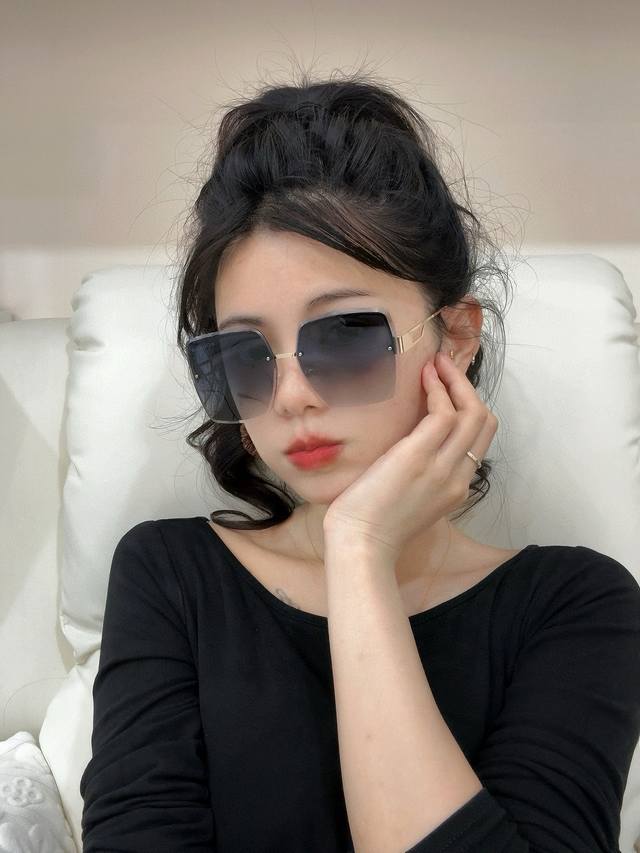 新品Chanel 香奈儿太阳镜以独特魅力和前卫风格诠释春夏最新眼镜，质感超好佩带舒适 型号：Ch5236