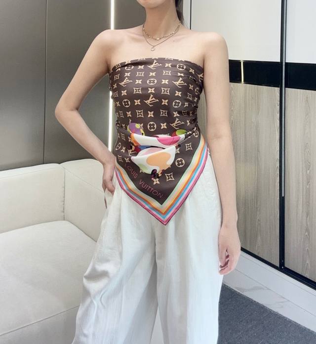 Lv X Tm Superflat 90 方巾 18Mm顶级真丝双面同色丝巾 桑蚕丝方巾出自路易威登 X 村上隆合作系列，以全幅 Monogram 图案背景映衬