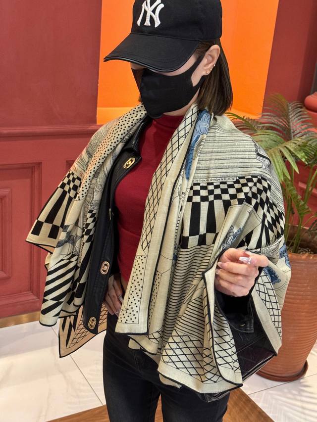 爱马仕新款双面同色 品名: 新型大剧院面料：丝绒尺寸：140*140 这款爱马仕点睛配饰可以多种方式佩戴，与任何服饰皆搭配得宜。无论系绕颈间，或作为上衣、腰带及
