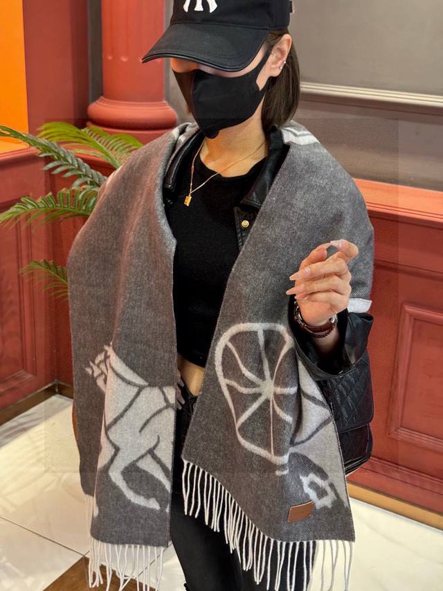 爱马仕巴黎时装展商务男士女士羊绒围巾代工厂P臻选上乘的超细羊绒纤维 进行纯手工精梳处理 耗时耗力 再以清泉水浸泡涤荡 使羊绒纤维呈现出独特的蓬松质感 手感才如此