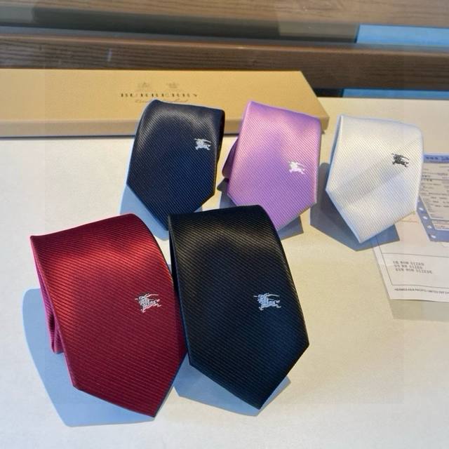 B家专柜同步领带出货啦巴宝莉新款，稀有展现精湛手工与时尚优雅的理想选择，这款采用B家最具标志性的Vintage格纹和马标制成的丝质领带，以同色调手法演绎的更显雅