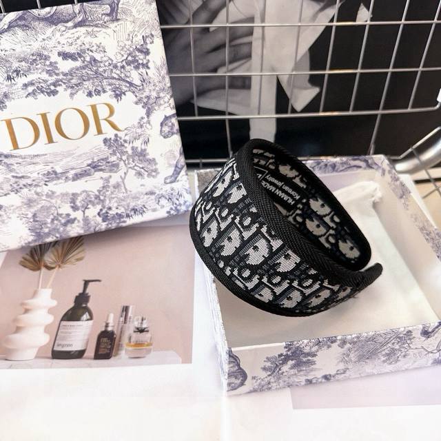 配包装盒 Dior 迪奥 D家字母发箍，经典D字纹，时尚又百搭！简单实用 小姐姐必备