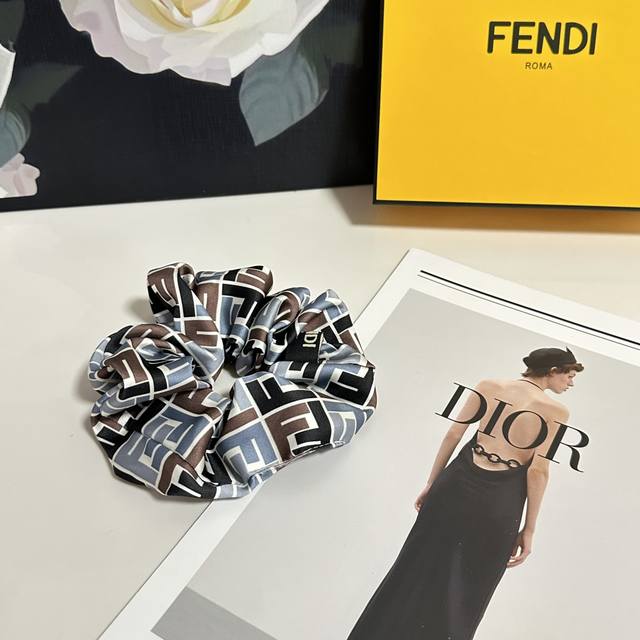 特 单个 配全套包装 Fendi 芬迪 爆款真丝发圈，专柜款出货 一看就特别高档 超级百搭 必须自留