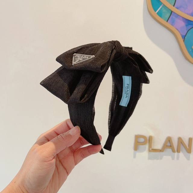 配包装 Prada 普拉达 欧美新款蝴蝶结潮流色彩发箍，明星同款 女神必备单品，非常百搭，时尚潮流， 戴上它满满的高大上。
