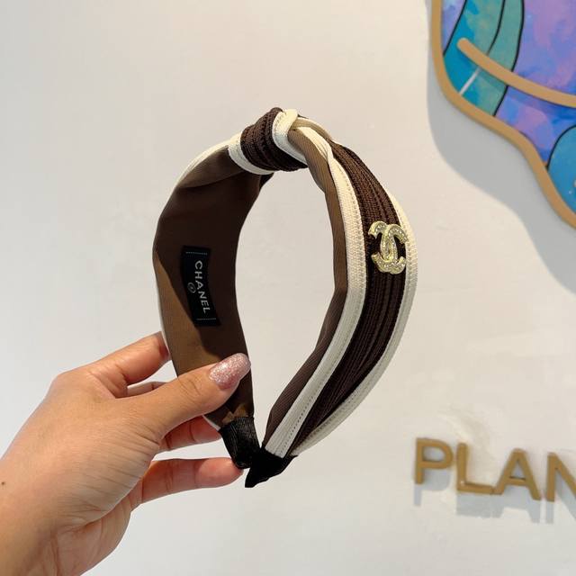 配包装 Chanel 香奈儿 最新款小香秋冬款发箍，复古头箍，网红爆款推荐 超精致，时尚百搭！