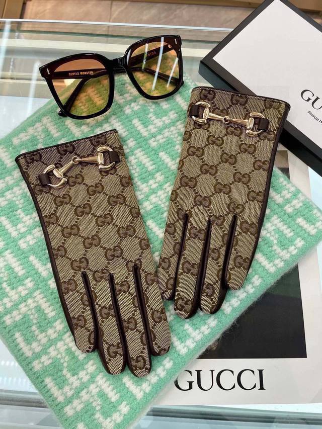 特 Gucci爆款到 顶级原单 官网同步女士新款高档羊皮手套百分百选用进口小羊皮 内里绒里保暖舒适更佳 皮质光泽鲜亮饱满 柔软细腻 手感一流认准进口羊皮特有手感