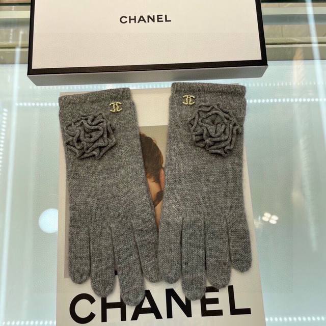 Chanel新款山羊绒针织手套 %羊绒 上手即暖本款采用天然优质山羊绒 柔软温暖舒适 7Gg双纱线 手工横机 平纹针织 手工无痕缝合手指 手工盘缝玫瑰花 全手工
