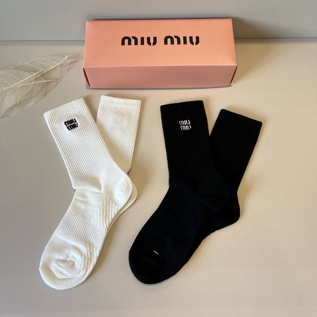 Miumiu缪缪 新款早秋长筒袜，款式经典，时尚高级！大牌出街，潮人必备，颜色百搭 。 一盒2双