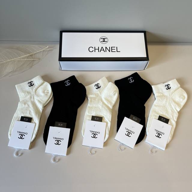 Chanel香奈儿 新款早秋中短袜，款式经典，时尚高级！大牌出街，潮人必备，颜色百搭 。 一盒5双