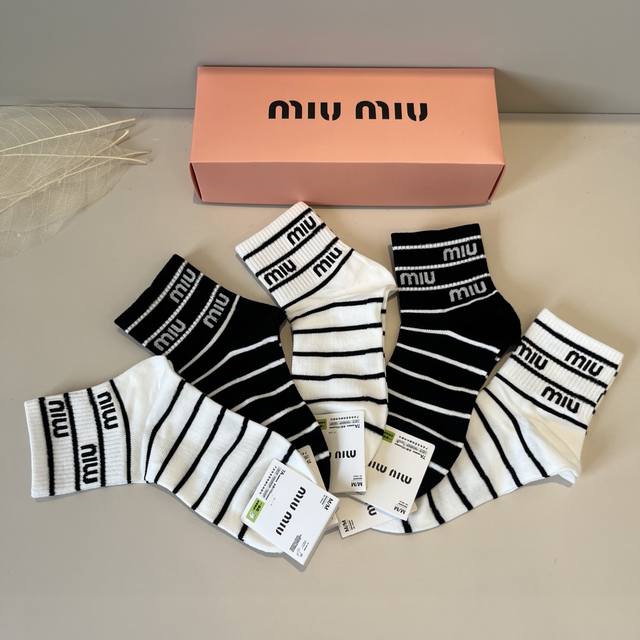 Miumiu缪缪 新款早秋中短袜，款式经典，时尚高级！大牌出街，潮人必备，颜色百搭 。 一盒5双