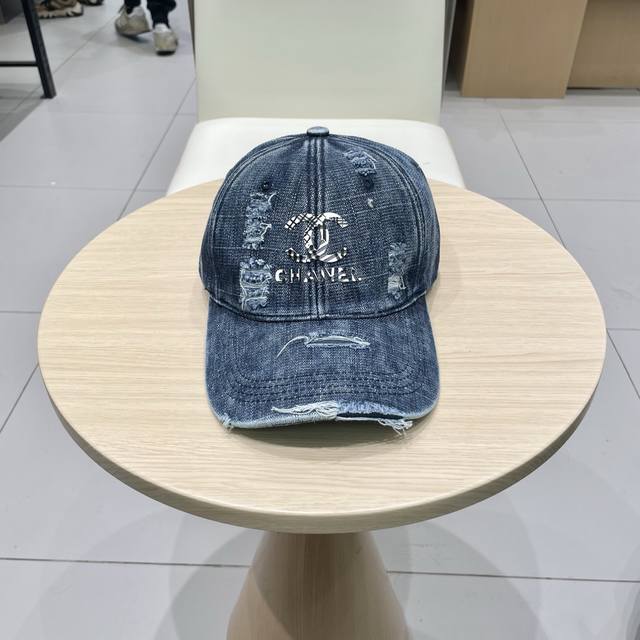 Chanel香奈儿新款牛仔蓝复古款式棒球帽 节假日旅游带它出去美美哒 中古款哟.这种帽子不容易撞款 现货