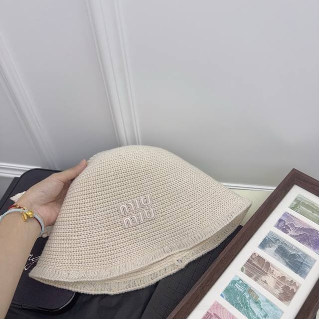 Miu Miu 简约新款盆帽 秋冬必入 很百搭~