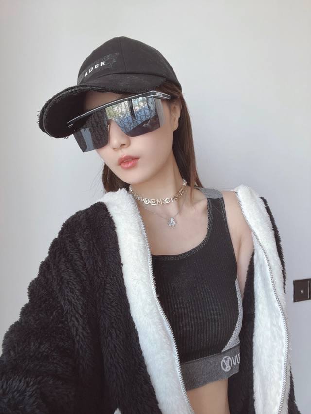 我们出品 Zp15210，量大咨询客Fu 必入爆款项链！ Ch Nel珍珠字母Choker 非常重工，我们一致致Zp，黄铜材质，每个字母的棱棱角角跟足Zp来，用
