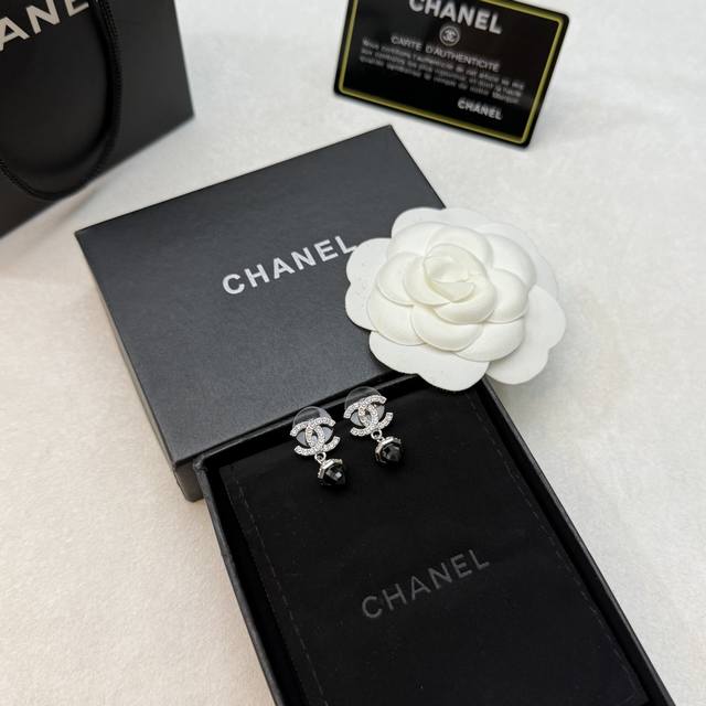 小香 火爆开启 2025 女神 同款 走秀款秋冬系列 Chanel 香奈儿中古款 新款耳钉 耳环 代购级别一比一定制 时髦配饰，款式好还不够，细节完胜才算真厉害