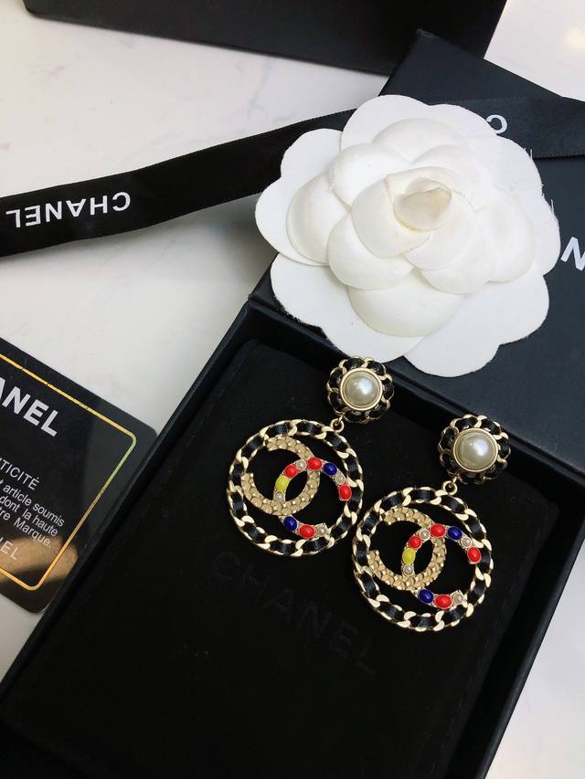 Chanel 香奈儿耳钉款专柜黄铜，很清新一款耳环 修饰脸型 上身图特别优雅 适合各种场合Hold住场面