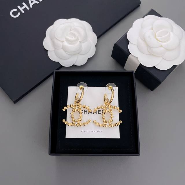 我们出品 香方形小金花耳钉 Z 6K？忘了具体多少钱了！买回来的两批混了，都不知道哪款对应哪个价格P了，23手工坊最新系列！绝美小金花耳钉！Vintage感十足