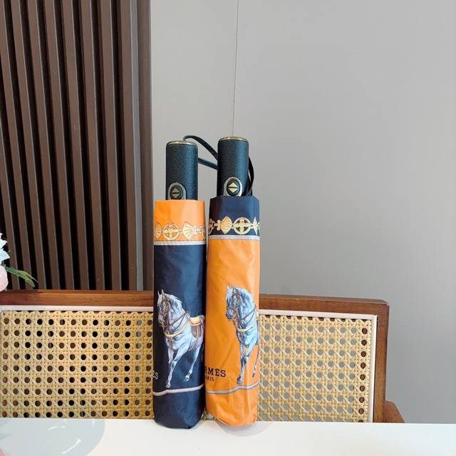 爱马仕 HermèS 新款 极品H家三折自动伞重磅呈现 以其精湛的工艺技术和源源不断的想像力 新涂层技术伞布 带来令人惊喜的遮光效果 让防晒及隔热性能更优保障