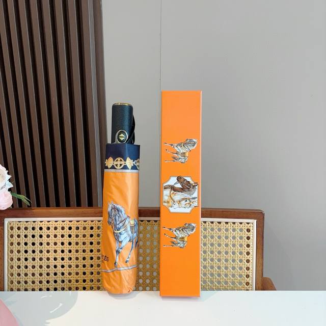 爱马仕 HermèS 新款 极品H家三折自动伞重磅呈现 以其精湛的工艺技术和源源不断的想像力 新涂层技术伞布 带来令人惊喜的遮光效果 让防晒及隔热性能更优保障