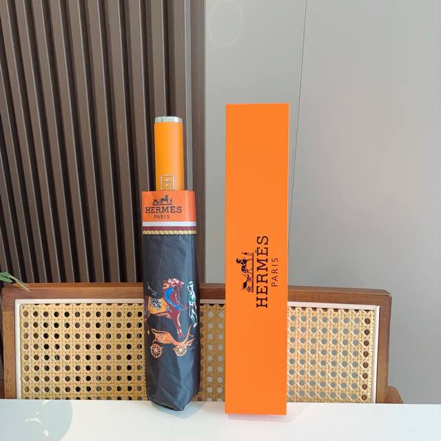 爱马仕 HermèS 新款 极品H家三折自动伞重磅呈现 以其精湛的工艺技术和源源不断的想像力 新涂层技术伞布 带来令人惊喜的遮光效果 让防晒及隔热性能更优保障