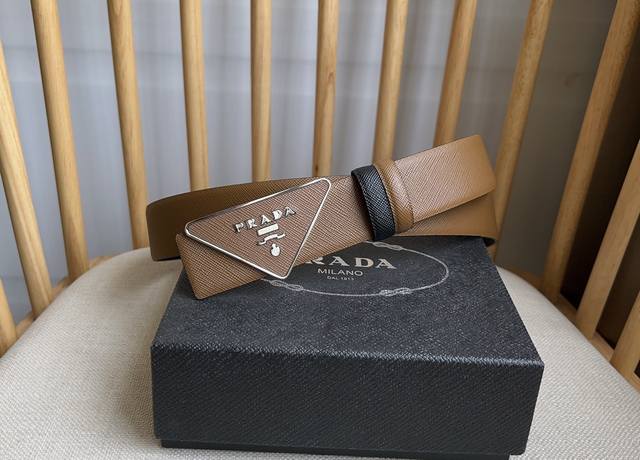 Prada 普拉达 专柜最新款 这款搭扣式腰带出自多功能的组合式配饰系列 可随心搭配 三角形徽标藉由普世的简约廓形彰显别具一格的特色和现代感 呈现精致质感 宽: