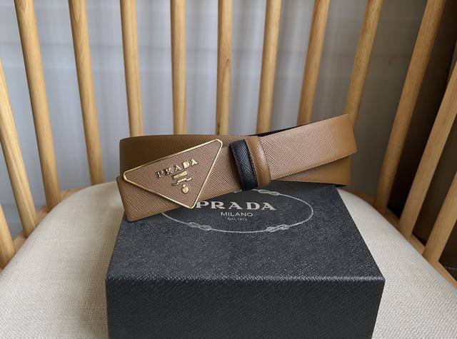 Prada 普拉达 专柜最新款 这款搭扣式腰带出自多功能的组合式配饰系列 可随心搭配 三角形徽标藉由普世的简约廓形彰显别具一格的特色和现代感 呈现精致质感 宽:
