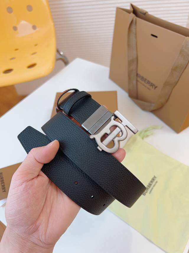 巴宝利 带宽34Mm 正品尺寸 专柜精品扣，真空电镀，工艺精细 天然头层牛皮.质感十足，手感柔软。时尚个性，经典百搭！可自行选择搭配，自行裁剪！