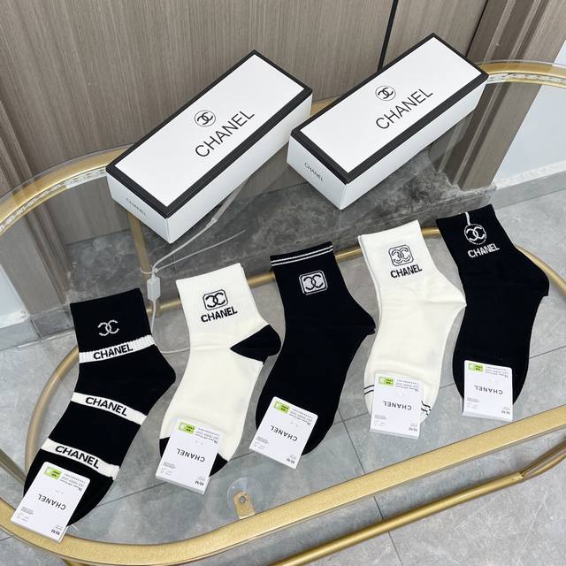 配包装 一盒五双 Chanel 香奈儿 爆款卡中筒袜高版本 ～好看到爆炸 欧美大牌中筒袜潮人必不能少的专柜代购品质 袜子 ，搭配起来超高逼格 时髦度爆表啊啊啊啊