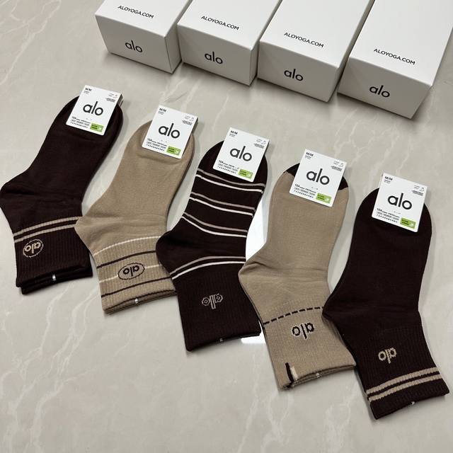 特 Alo Alo新品女款中筒袜子 一盒五双 提花经典字母标志，纯棉材质制造，透气舒适，超级Nice超火爆小单品，大牌出街，潮人必备超好搭