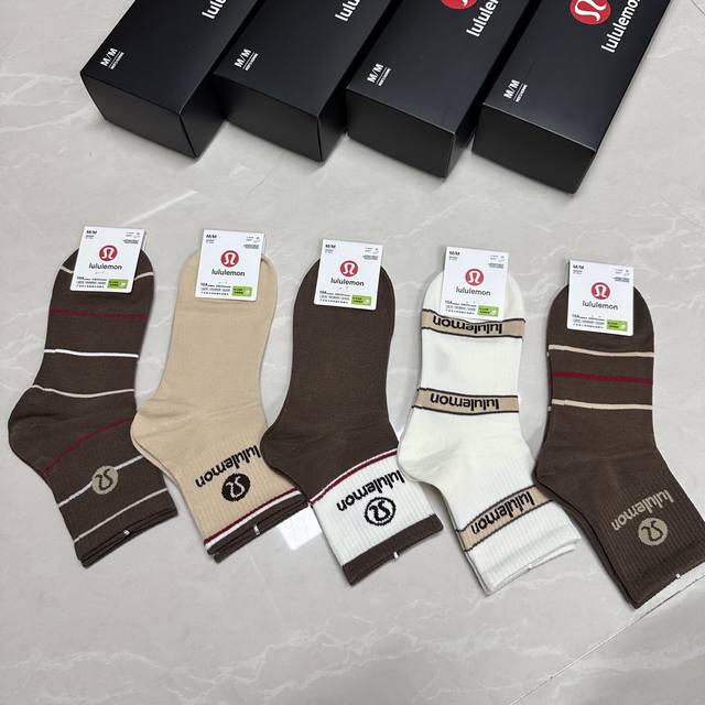 特 Lululemon 露露露露新品女款中筒袜子 一盒五双 提花经典标志，纯棉材质制造，透气舒适，超级Nice超火爆小单品，大牌出街，潮人必备超好搭