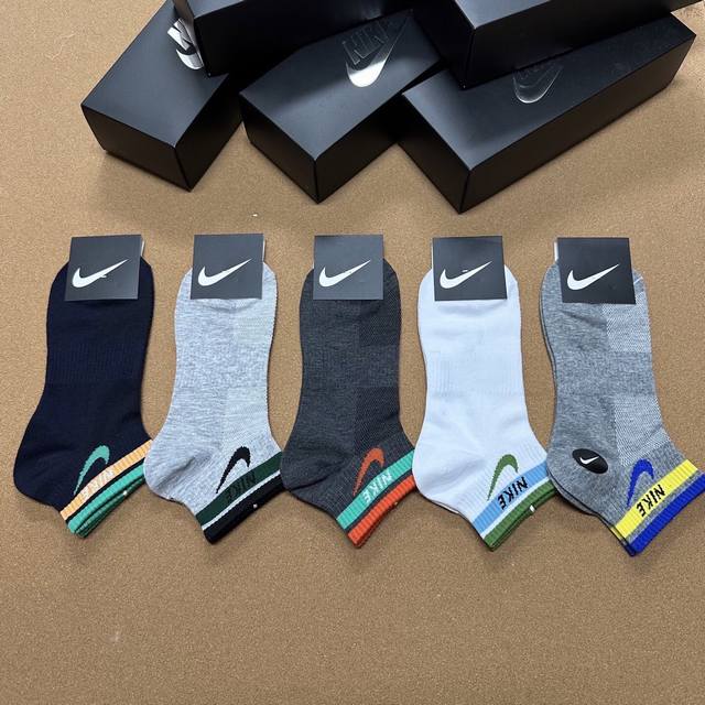 特 Nike 耐克永远的经典永远的精梳棉材质，透气吸汗柔软舒适，上脚非常Nice商务风潮，送领导送长辈首选 一盒五双