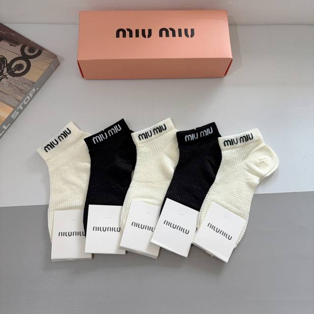 配包装 一盒5双 Miumiu 缪缪 新款网红袜子短筒船袜纯棉材质，轻薄柔软透气，四季通用，欧美大牌街头必备