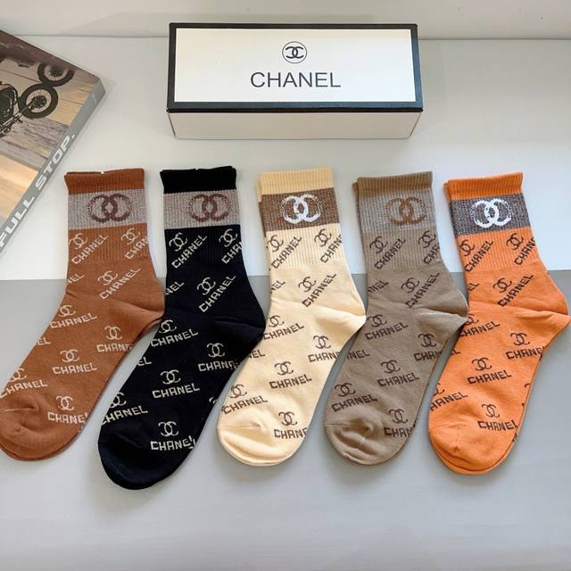 配包装 一盒5双 Chanel 香奈儿经典长筒袜子高版本纯棉材质柔软，秒杀市场普通货，经典的双C图案Logo，专柜同步袜子大牌出街，潮人必备，超好搭