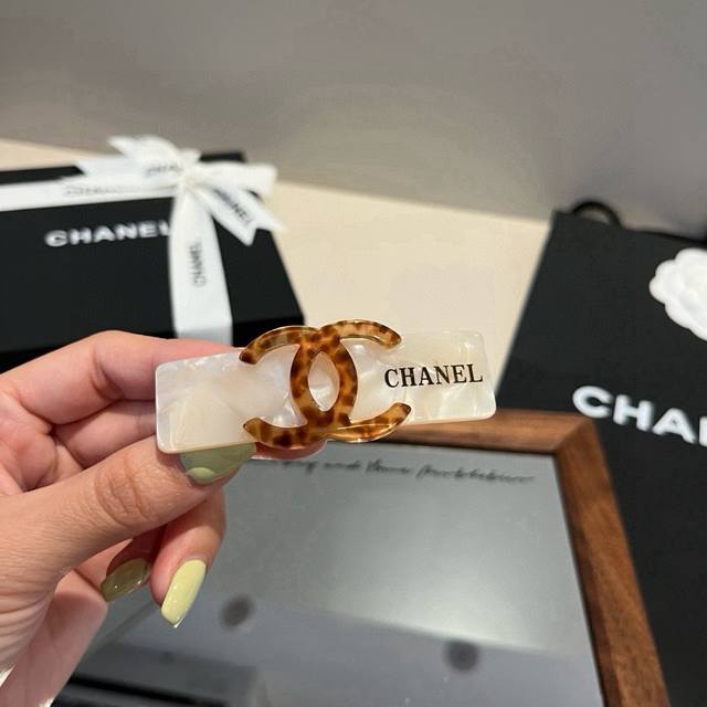 Chanel香奈儿新款发夹