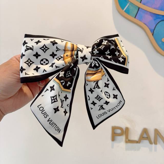 配包装 Lv 路易威登 网红同款蝴蝶结发夹 弹弓夹 经典蝴蝶结头饰，超级百搭哦！敲黑板推荐，让你秒变大牌范儿！