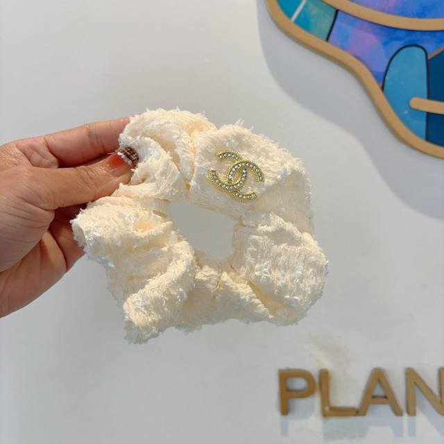 配包装 Chanel香奈儿 网红爆款发圈皮筋 精致佩戴舒适无压力，造型搭配必备！非常时尚百搭！名媛范儿。女神必备单品